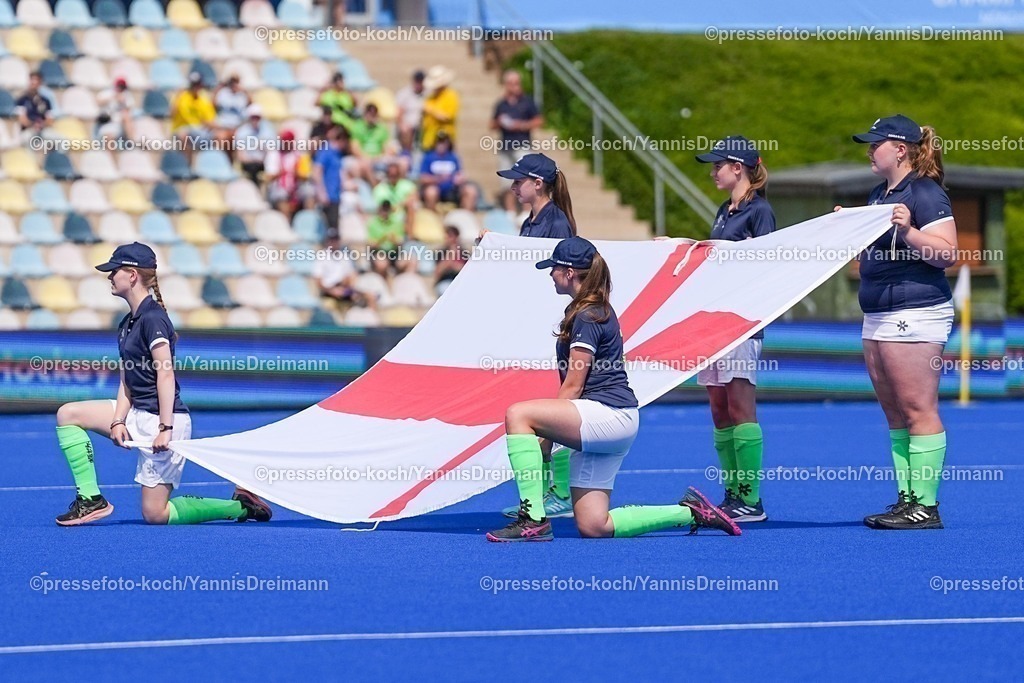 xydrx12082501008 | 12.08.2025, xydrx, Herren EuroHockey Championship 2025, Gruppenphase, Gruppe B, Frankreich - England, Sparkassenpark Mönchengladbach: Fahnenkinder halten die Englische Flage, feature,