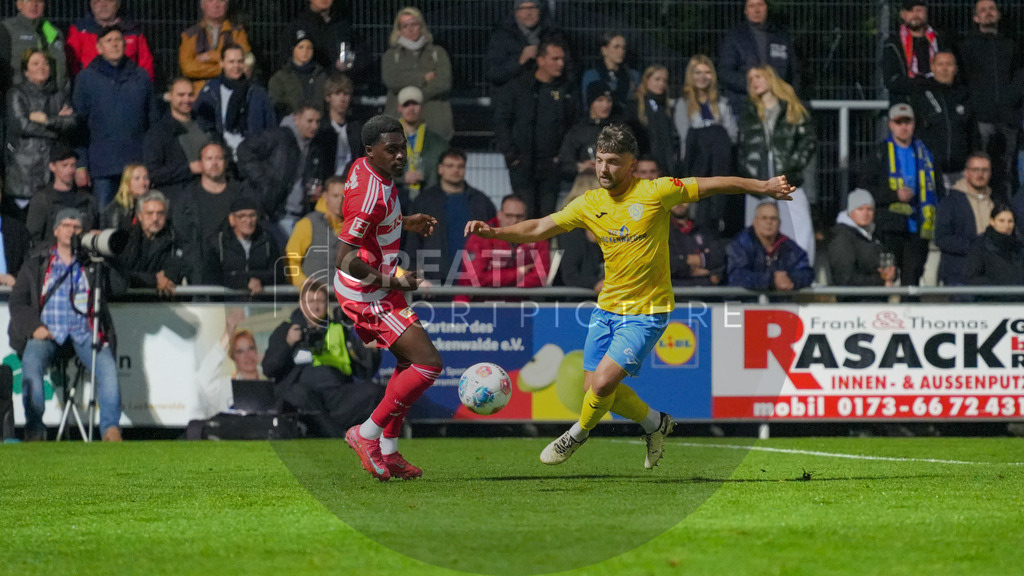 Fußball, Herren, Saison 2025/2026, Testspiel, Freundschaftsspiel, FSV 63 Luckenwalde vs. 1.FC Union Berlin, Mittwoch 08.10.2025, Werner-Seelenbinder-Stadion Luckenwalde, | Fußball, Herren, Saison 2025/2026, Testspiel, Freundschaftsspiel, FSV 63 Luckenwalde vs. 1.FC Union Berlin, Mittwoch 08.10.2025, Werner-Seelenbinder-Stadion Luckenwalde, Im Bild: Derrick Köhn (l. Union) und Clemens Koplin (r. Luckenwalde) - Realisiert mit Pictrs.com