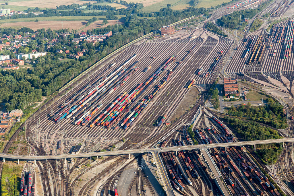 Luftbild: Schienen- und Gleisstrecken auf den Abstellgleisen und Rangierstrecken des Rangierbahnhofes und Güterbahnhofes Maschen der Deutschen Bahn im Ortsteil Maschen in Seevetal im Bundesland Niedersachsen in Deutschland. Foto: IMG_110315.jpg vom 18.08.2018 durch Werner Riehm/FLY-FOTO.de