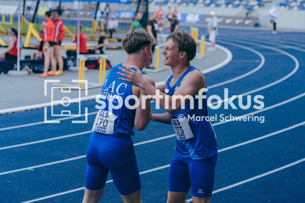 DM U23 U18 Bochum 2026 | Danilo Hübner (LAC BERLIN) und Moritz Mittelstädt (LAC BERLIN) in der Freude nach dem Wettkampf bei den Deutschen Meisterschaften der U18 &amp; U23 2026 im Lohrheidestadion in Bochum-Wattenscheid. - Realisiert mit Pictrs.com