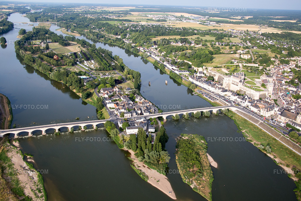 Aerial view: View of the town in the district Nord-Nord Est in Amboise in the state Indre et Loire, France. – Photo: IMG_082344.jpg taken on 06/20/2015 by Werner Riehm/FLY-FOTO.com – Resolution of the original: 5472 x 3648 px