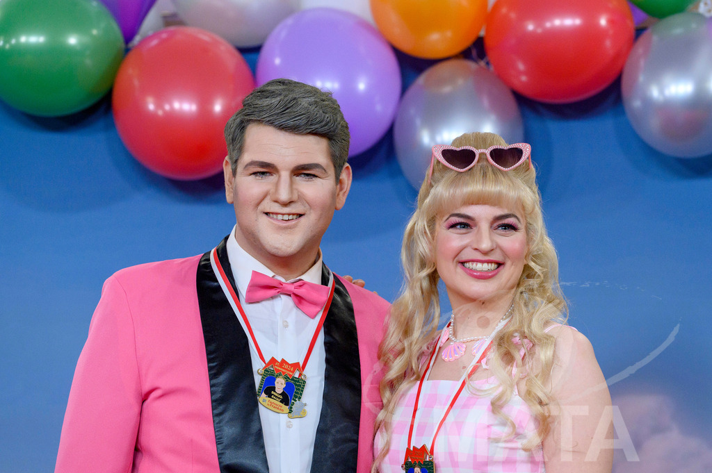 _DWA1757 | Politikerin Katharina Schulze (Grüne) mit ihrem Stellvertreter Johannes Becher (links) bei der TV-Sendung Fastnacht in Franken 2024. Veitshöchheim, 02.02.2024 Bayern Deutschland - Realisiert mit Pictrs.com