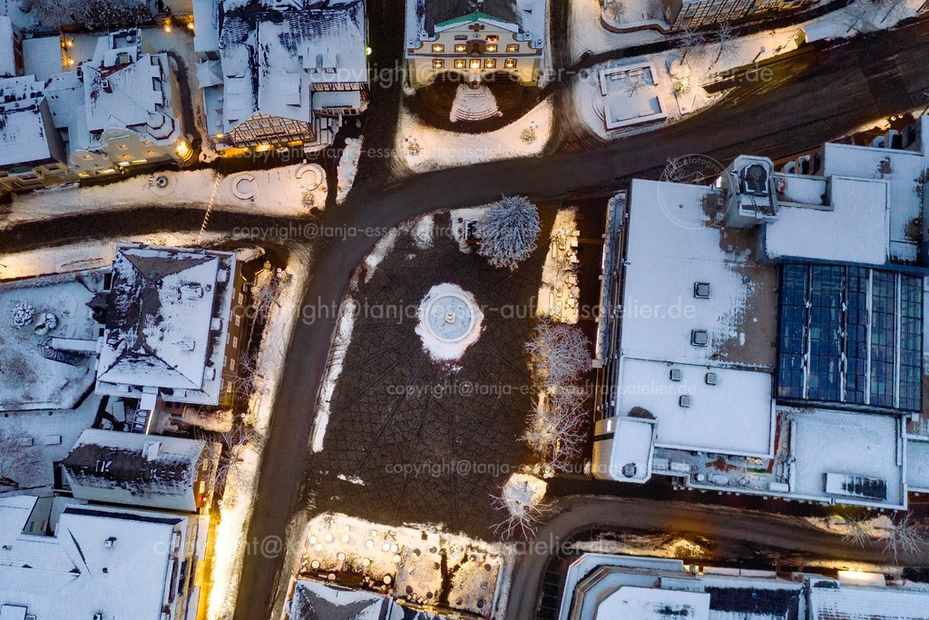Luftbild zeigt weihnachtlichen schneebedeckten Briloner Marktplatz 1 | Luftbild zeigt den Briloner Marktplatz an einem Winterabend. Stimmungsvolles winterliches Bild des beleuchteten Stadtzentrums im Schnee.