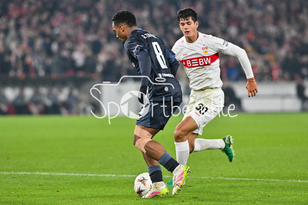 VfB Stuttgart - Feyenoord Rotterdam | STUTTGART, DEUTSCHLAND - 6. NOVEMBER: im Duell Chema ANDRES (VfB Stuttgart 30) und Quinten TIMBER (Feyenoord Rotterdam 8) beim Ligaspiel zwischen dem VfB Stuttgart und Feyenoord Rotterdam am 4. Spieltag der Europa League in der MHP-Arena am 06.11.2025