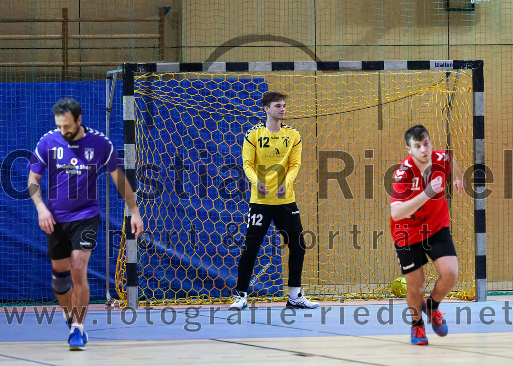 2022-11-12_016_SpVgg_Altenerding_III_gegen_TV_Altoetting_II | Erding, Deutschland, 12.11.2022:
Handball, Bezirksklasse Männer 2022 / 2023, 4. Spieltag, SpVgg Altenerding III gegen TV Altötting II, Endergebnis: 32:25

Stefan Walter (SpVgg Altenerding, #10), Manuel Fußer (SpVgg Altenerding, #12), Levente Vas (TV Altötting, #17)

Foto: Christian Riedel / fotografie-riedel.net