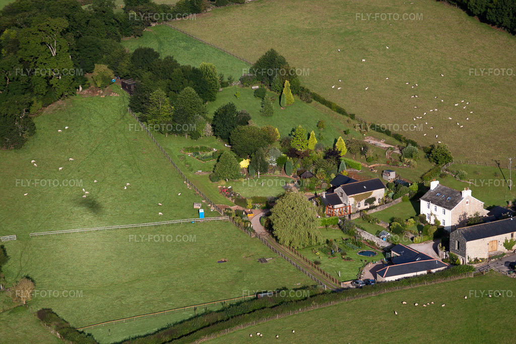 Aerial view: View of the town in Denbury in the state England, Great Britain. – Photo: IMG_19733.jpg taken on 07/25/2009 by Werner Riehm/FLY-FOTO.com – Resolution of the original: 4752 x 3168 px