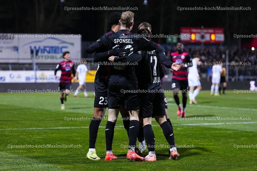xYDRx23012601012 | 23.01.2026, xydrx, Fußball, 3.Liga, FC Viktoria Köln - 1.FC Saarbrücken, Saison 2025 2026, Sportpark Höhenberg: Torjubel nach dem Tor zum 1:0 für den FC Viktoria Köln durch Torschütze Meiko Sponsel (FC Viktoria Köln #19) zusammen mit Simon Handle (FC Viktoria Köln #7)    DFB regulations prohibit any use of photographs as image sequences and or quasi-video. Photo: xYannisxDreimannxPressefotoKochx