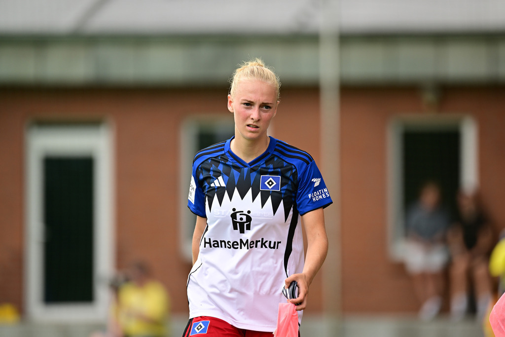 Fußball I Frauen I Saison 2025-2026 I Testspiel I Hamburger SV - Holstein Kiel | Nahaufnahme, Einzelfoto, Freisteller, Portrait, Porträt, Einzelbild, Einzelfoto, Körper: Sophie Alice Profe (14, Hamburger SV) - Realisiert mit Pictrs.com