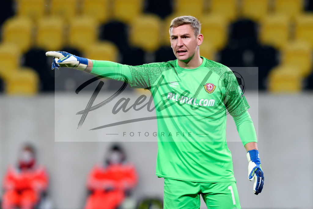 SGDHSV20220114_141 | Fussball, Herren: Torwart Kevin Broll (SG Dynamo Dresden) gestikuliert, Gestik bei dem Spiel der 2. Bundesliga zwischen SG Dynamo Dresden und Hamburger SV im Rudolf-Harbig-Stadion am 14.01.2022 in Dresden, Deutschland.DFB / DFL REGULATIONS PROHIBIT ANY USE OF PHOTOGRAPHS AS IMAGE SEQUENCES AND/OR QUASI-VIDEO. - Realisiert mit Pictrs.com