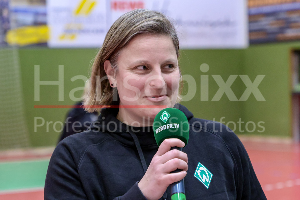Handball, 2. Bundesliga Frauen, SV Werder Bremen - SG 09 Kirchhof | Renee Verschuren (Trainerin, Cheftrainerin, SV Werder Bremen) während der Pressekonferenz nach dem Spiel, Portrait, Nahaufnahme, Einzelfoto, Einzelbild