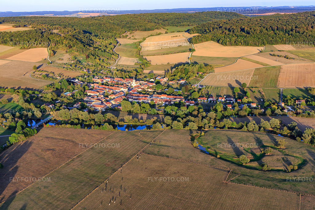Aerial view: View of the town from the west in Maxey-sur-Meuse in the state Vosges, France.Photo: IMG_118344.jpg taken on 09/15/2019 by Werner Riehm/FLY-FOTO.comResolution of the original: 5472 x 3648 px