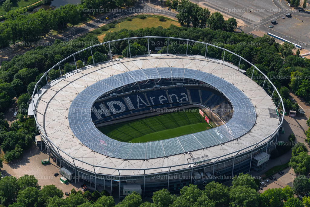 4031072 | HANNOVER 02.06.2020 Stadion der HDI Arena an der Robert-Enke-Straße im Stadtteil Calenberger Neustadt von Hannover in Niedersachsen. Weiterführende Informationen bei: HDI Versicherung AG,  Hannover 96 Sales & Service GmbH & CO.KG,  SCHULITZ Architekten GmbH,  SEH Engineering GmbH,  Wayss & Freytag Ingenieurbau AG. // HDI Arena stadium in Calenberger Neustadt district of Hanover, in Lower Saxony. Further information at: HDI Versicherung AG,  Hannover 96 Sales & Service GmbH & CO.KG,  SCHULITZ Architekten GmbH,  SEH Engineering GmbH,  Wayss & Freytag Ingenieurbau AG. Foto: Gerhard Launer