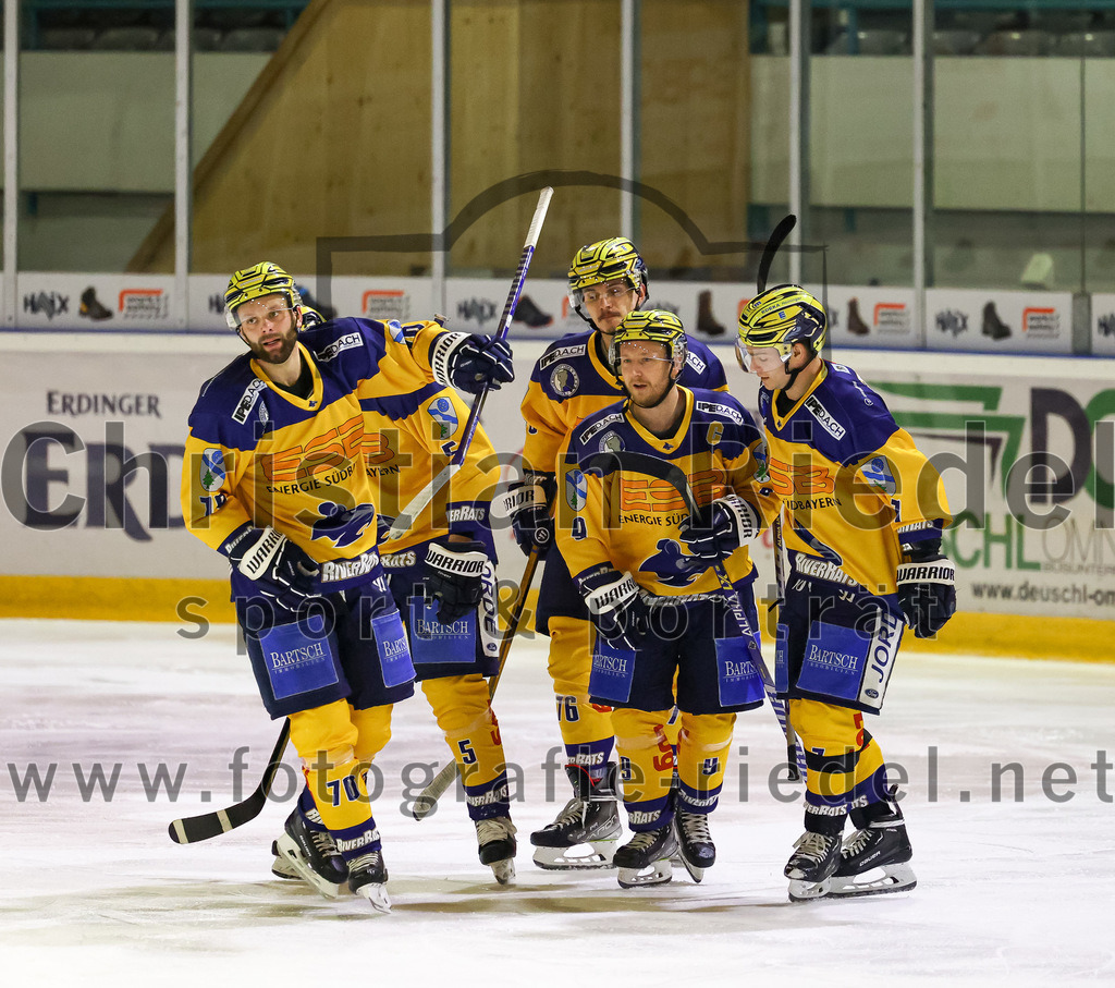 2022-10-30_118_TSV_Erding_gegen_ESC_Riverrats_Geretsried | Erding, Deutschland, 30.10.2022:
Eishockey, Bayernliga 2022 / 2023, 9. Spieltag, TSV Erding gegen ESC Riverrats Geretsried, Endergebnis: 3:5

Ondrej Horváth (ESC Riverrats Geretsried, #70), Dominic Fuchs (ESC Riverrats Geretsried, #5), Jakub Rezac (ESC Riverrats Geretsried, #76), Martin Köhler (ESC Riverrats Geretsried, #9), Florian Strobl (ESC Riverrats Geretsried, #7)

Foto: Christian Riedel / fotografie-riedel.net