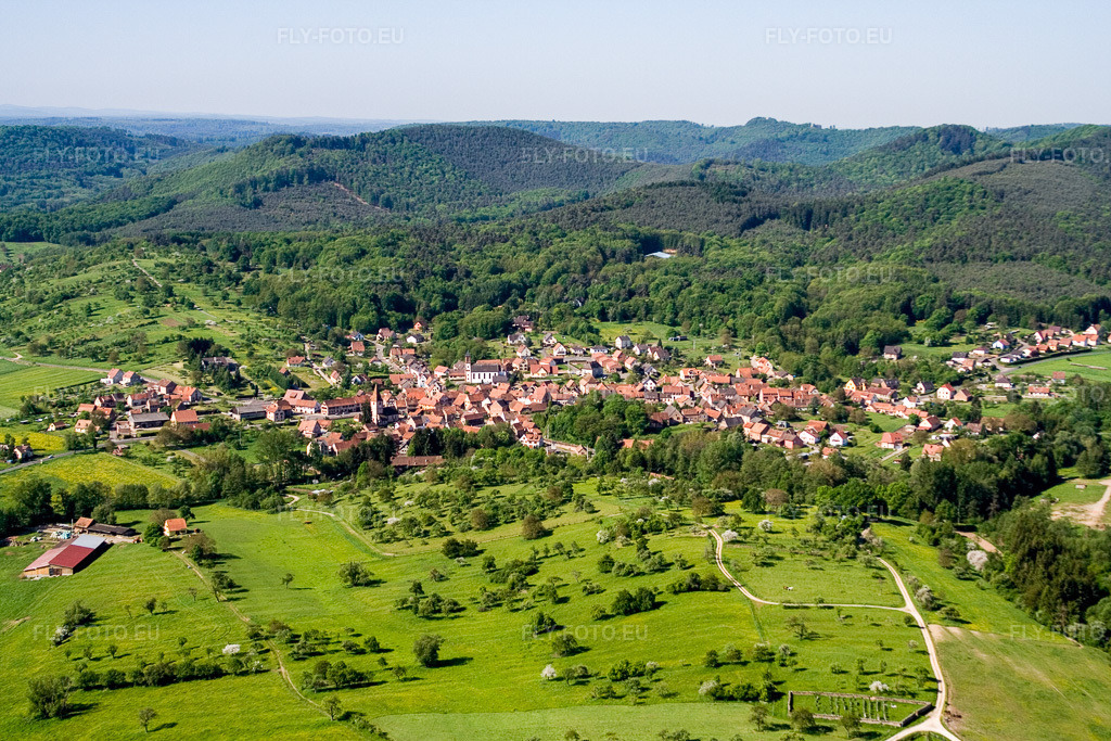 Vue aérienne: Champs agricoles et terres arables à Weiterswiller dans le département Bas Rhin, France. Photo: IMG_10870.jpg prise le 12/05/2008 par Werner Riehm/FLY-FOTO.eu – Résolution de l'original: 3456 x 2304 px