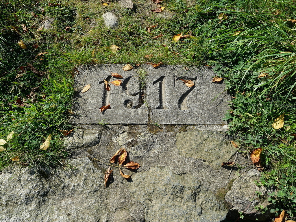 a6-P1070274_Trittstein_Jahr1917_1 | dataxp - Realisiert mit Pictrs.com