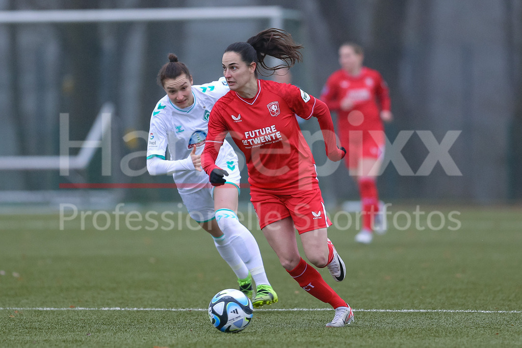 Fussball, Testspiel Frauen, SV Werder Bremen - FC Twente Enschede | v.li.: Sophie Weidauer (SV Werder Bremen, 9), Caitlin Dijkstra (FC Twente Vrouwen, 4) am Ball, Einzelbild, Ganzkörper, Aktion, Action, Spielszene