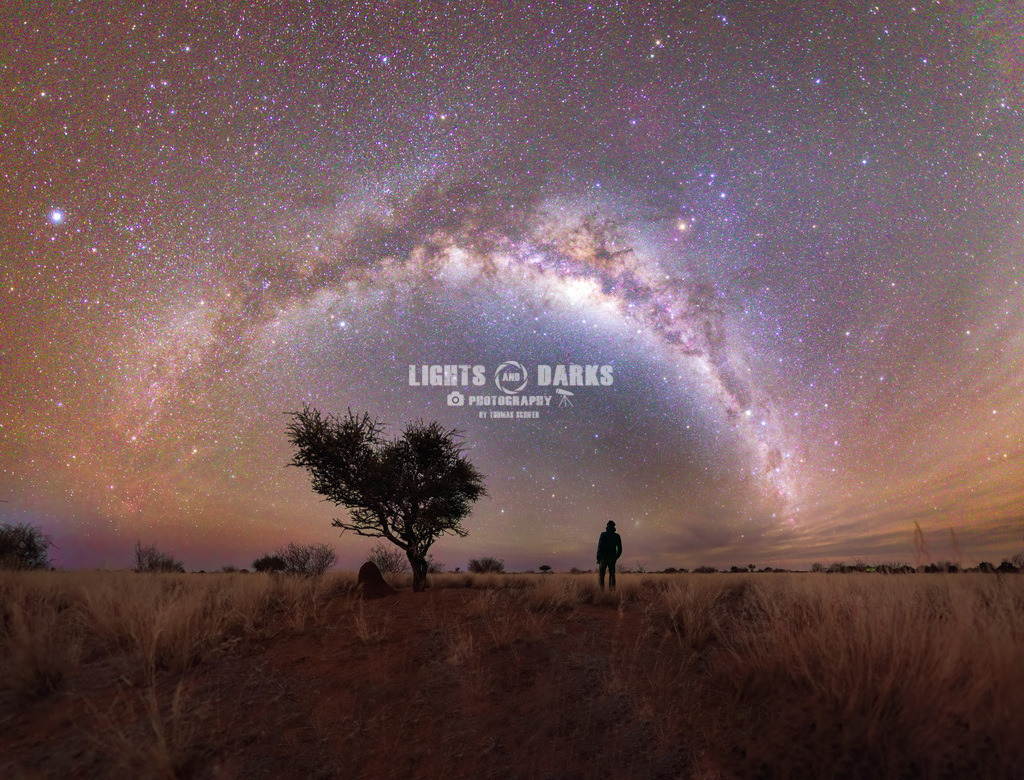 The Wow effect | First night out in the Kalahari ... just Wow! The Milky Way arching over a tree and a termite hill in the Kalahari and a person looks up to the dreamy sky and thinks just Wow! - Realisiert mit Pictrs.com