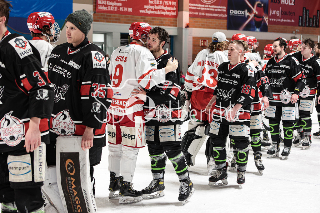 EHC Königsbrunn - TEV Miesbach | Grenzenloer Jubel beim EHC Koenigsbrunn nach dem Gewinn der Bayerliga Meisterschaft im Spiel 3 der Playoffserie gegen den TEV Miesbach / Jubel / Freude / Siegerfoto / Fairplay nach der Partie