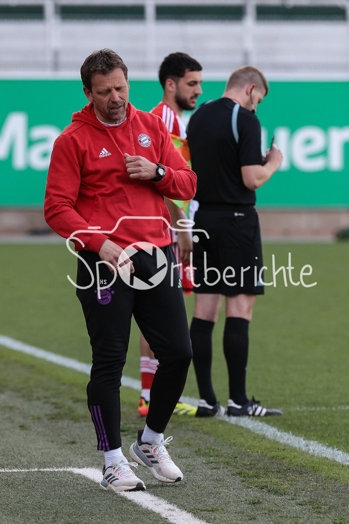 SpVgg Greuther Fürth II - FC Bayern Amateure | FC Bayern Trainer Holger SEITZ schaut ungluecklich / Freisteller / Einezlfoto