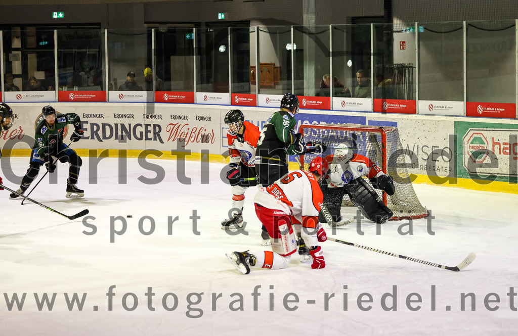 2022-12-02_086_TSV_Erding_gegen_EV_Pegnitz | Erding, Deutschland, 02.12.2022:
Eishockey, Bayernliga 2022 / 2023, 17. Spieltag, TSV Erding gegen EV Pegnitz, Endergebnis: 9:3

Roni Rukajärvi (Erding Gladiators, #61), Thomas Plihal (Erding Gladiators, #65), Jonas Voigt (EV Pegnitz, #6), Torwart Filip Rieger (EV Pegnitz, #51)

Foto: Christian Riedel / fotografie-riedel.net