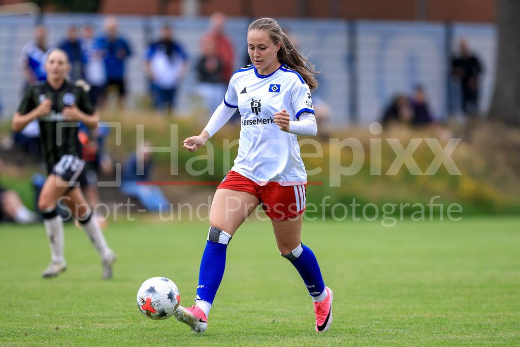 Fussball, Testspiel Frauen, Hamburger SV - Odense BK | Camilla Linberg (Hamburger SV, HSV, 7) am Ball, Einzelbild, Ganzkörper, Aktion, Action, Spielszene