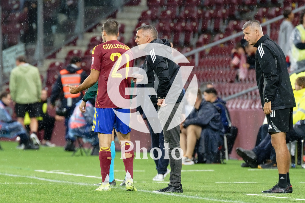 UEFA Conference League Play-offs 2nd leg - Servette FC v FC Shakhtar Donetsk | Jocelyn Gourvennec (Coach Servette FC) speaks with Jeremy Guillemenot (21 Servette FC) under eyes of Bojan Dimic (Coach assistant Servette FC)  during the UEFA Conference League Play-offs 2nd leg match between Servette FC and FC Shakhtar Donetsk at Stade de Geneve in Geneva, Switzerland