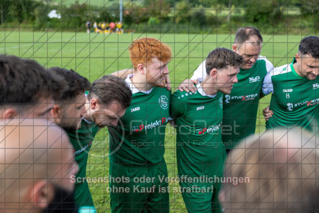 20250831_165329_0015 | #,TSV Ottenbach (gelb) vs. KSG Eislingen (grün), Fussball, Kreisliga A3 - Bezirk Neckar/Fils, 02. Spieltag, Saison 2025/2026, Rasensportplatz Nebenplatz, Im Buchs, 73113 Ottenbach, 31.08.2025 - 15:00 Uhr,Foto: PhotoPeet-Sportfotografie/Peter Harich