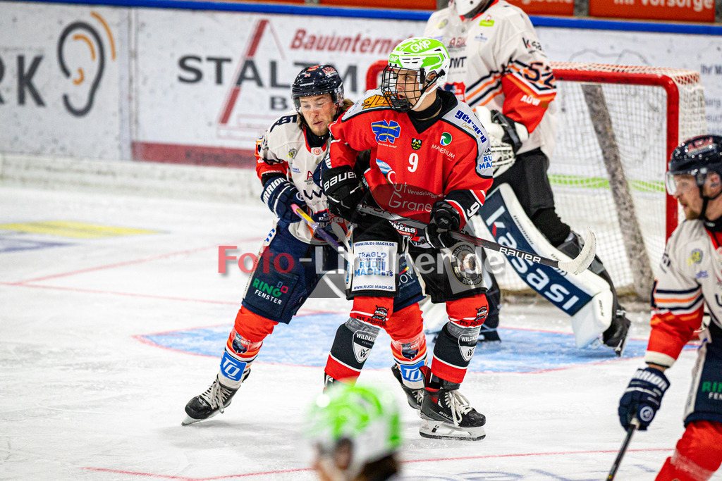 TSV Peißenberg MINERS vs ESC Kempten SHARKS | Eishockey Bayernliga Herren Vorrunde 2024/2025, TSV Peißenberg MINERS vs ESC Kempten SHARKS, 20241018,Anton ENGEL (MINERS 9) vor dem Tor der SHARKS,2024-10-18 in Peißenberg (Eisstadion)Anton ENGEL (MINERS 9)Copyright: WolfgangxLindner foto-lindner.de