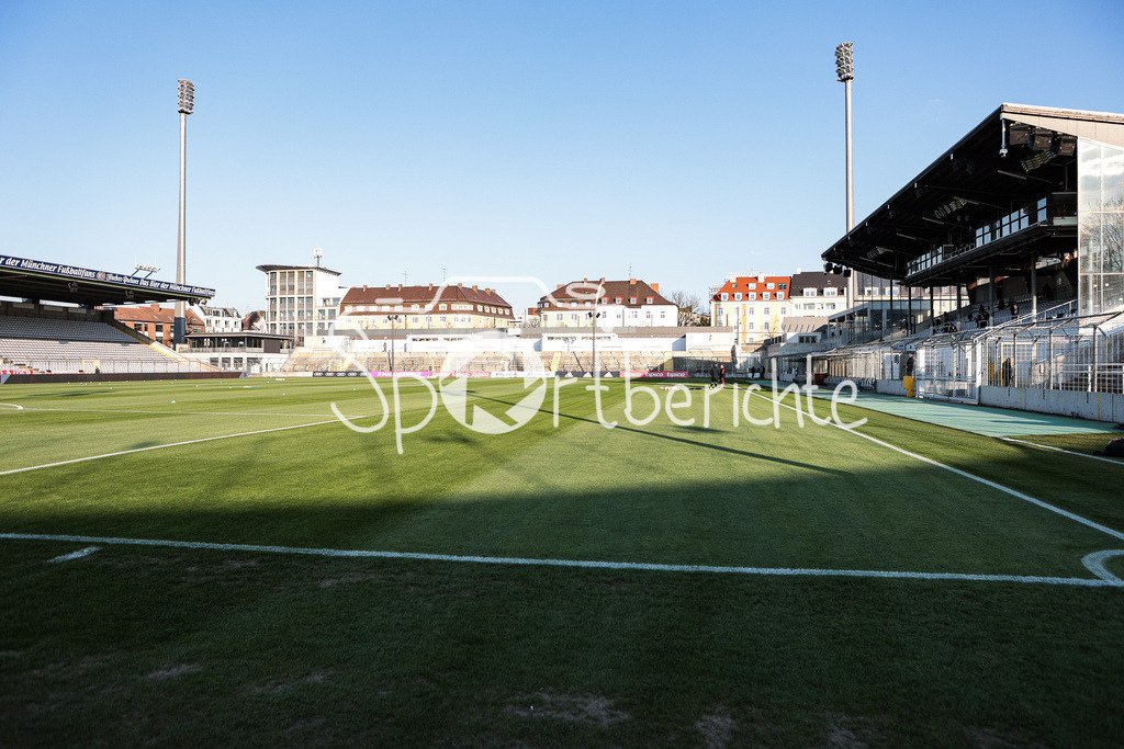 FC Bayern Amateure - FC Augsburg II | Das Stadion an der Gruenwalder Strasse in Muenchen / Gruenwalder Stadion / strahlt in der Sonne