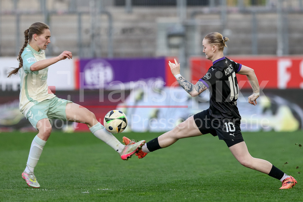 Fussball, Google Pixel Frauen-Bundesliga, SGS Essen - SV Werder Bremen | v.li.: Maria Penner (SV Werder Bremen, 33) und Natasha Kowalski (SGS Essen, 10) im Zweikampf, Duell, Dynamik, Aktion, Action, Spielszene, DIE DFB-RICHTLINIEN UNTERSAGEN JEGLICHE NUTZUNG VON FOTOS ALS SEQUENZBILDER UND/ODER VIDEOÄHNLICHE FOTOSTRECKEN. DFB REGULATIONS PROHIBIT ANY USE OF PHOTOGRAPHS AS IMAGE SEQUENCES AND/OR QUASI-VIDEO.