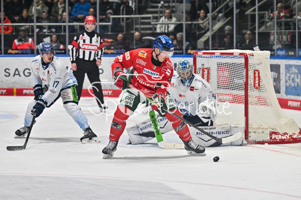 Augsburger Panther - Straubing Tigers | Augsburg, DEUTSCHLAND - 14. NOVEMBER: v. l. Adrian KLEIN (Straubing Tigers 17), Cody KUNYK (Augsburger Panther 20) und Henrik HAUKELAND (Straubing Tigers 40) beim Ligaspiel zwischen den Augsburger Panthern und den Straubing Tigers am 18. Spieltag der Penny DEL im Curt Frenzel Stadion am 14.11.2025