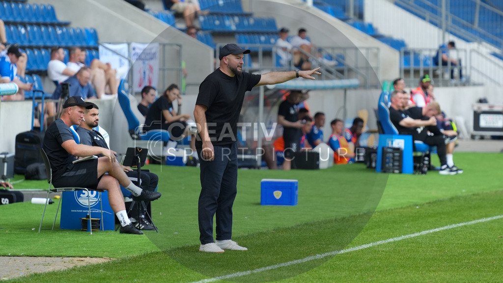 Fußball, Herren, Saison 2025/2026, Regionalliga Nordost, 3. Spieltag, 1.FC Magdeburg II vs. FSV 63 Luckenwalde, Samstag 09.08.2025, Avnet Arena Magdeburg | Fußball, Herren, Saison 2025/2026, Regionalliga Nordost, 3. Spieltag, 1.FC Magdeburg II vs. FSV 63 Luckenwalde, Samstag 09.08.2025, Avnet Arena Magdeburg, Im Bild: Michael Braune (Cheftrainer Luckenwalde) aktiv an der Seitenlinie. - Realisiert mit Pictrs.com