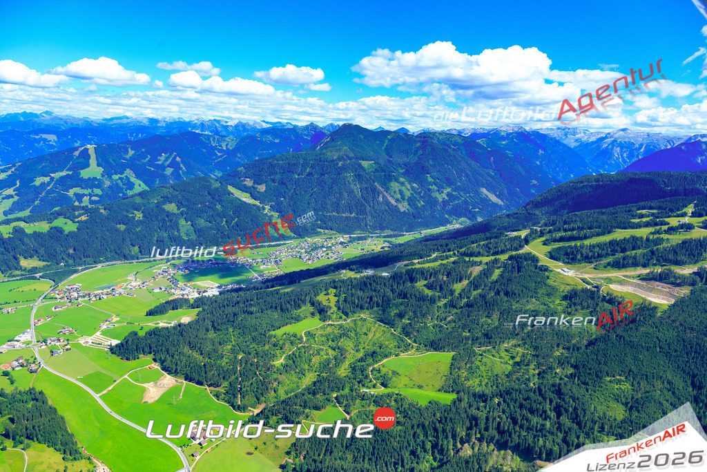 Die Luftaufnahme der Stadt Flachau wurde 2017 vom Flugzeug heraus erstellt ( keine Drohne )- hohe Auflösung für beste Qualität