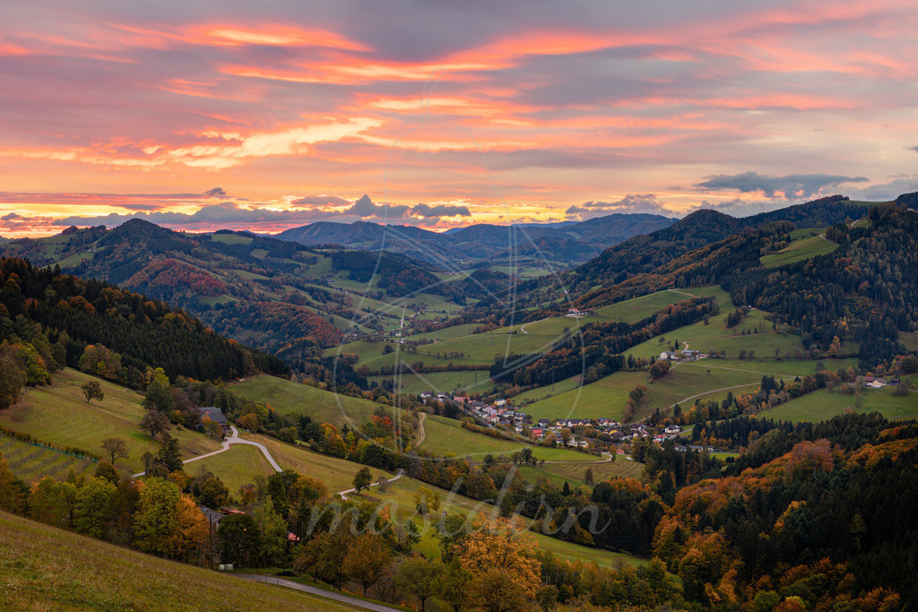 Morgenrot über dem Schliefautbachal und darüber hinaus | Bei Veröffentlichung des Bildes ist eine Namensnennung wie folgt erforderlich: Foto: Mostdirn Irmgard Wieser - Realisiert mit Pictrs.com