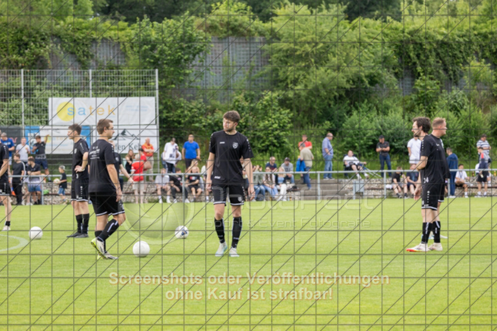 20250616_181141_0003 | #,  TV Eybach (weiß) vs. 1.FC Donzdorf II (rot), Fussball, Entscheidungsspiel 3 in Kreisliga A3 - Bezirk Neckar/Fils, Saison 2024/2025, Rasensportplatz, Staufenecker Str. 41, 73084 Salach, 16.06.2025 - 18:30 Uhr,Foto: PhotoPeet-Sportfotografie/Peter Harich