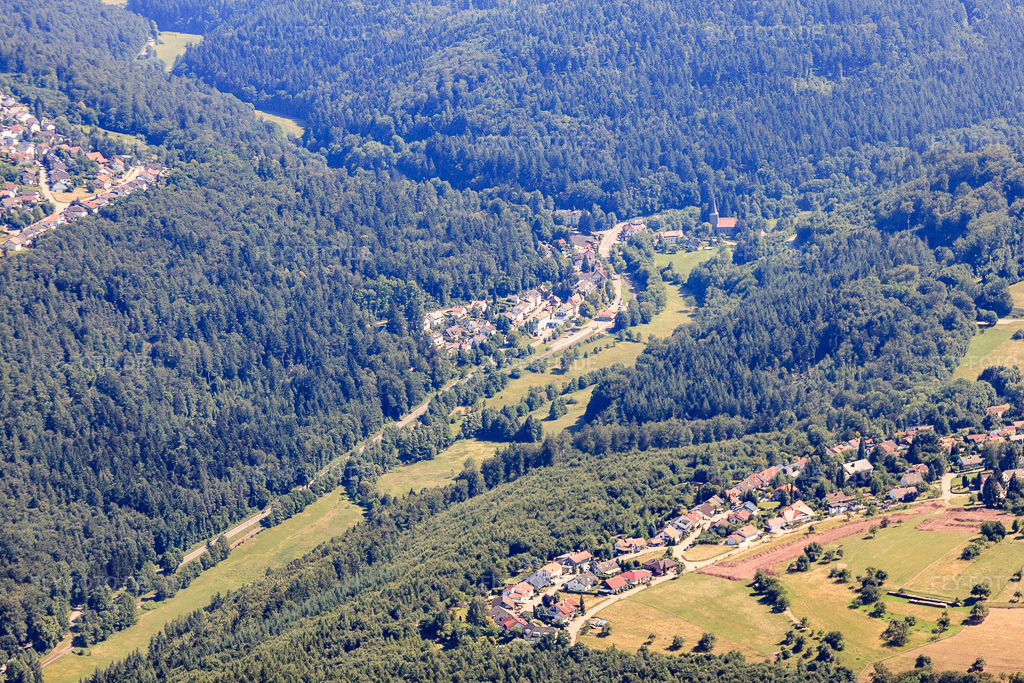Luftbild: Dorf im Albtal in Marxzell im Bundesland Baden-Württemberg in Deutschland. Foto: IMG_42080.jpg vom 27.06.2011 durch Werner Riehm/FLY-FOTO.de