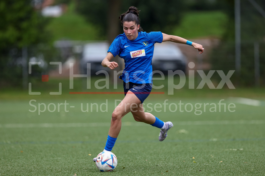 Fussball, Aufstiegsrunde Regionalliga Nord Frauen, FC Union 60 - SC Victoria Hamburg | Irem Üstün (SC Victoria Hamburg, 32) am Ball, Freisteller, Einzelbild, Ganzkörper, Aktion, Action, Spielszene