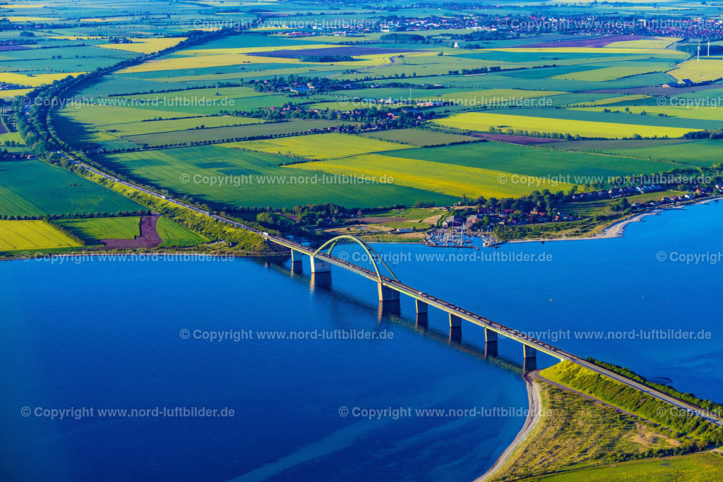 Fehmarn_Fehmarnbeltbrücke_ELS_0554030622 | FEHMARN 03.06.2022 Blick auf die kombinierte Straßen- und Eisebahnbrücke Fehmarnsundbrücke, der Fehmarnsundquerung zwischen Fehmarn und dem Festland bei Großenbrode in Schleswig-Holstein. Weiterführende Informationen bei: Tourismus-Service Fehmarn. // Fehmarn Sund bridge between Fehmarn and the mainland at Grossenbrode in Schleswig-Holstein. Further information at: Tourismus-Service Fehmarn. Foto: Martin Elsen