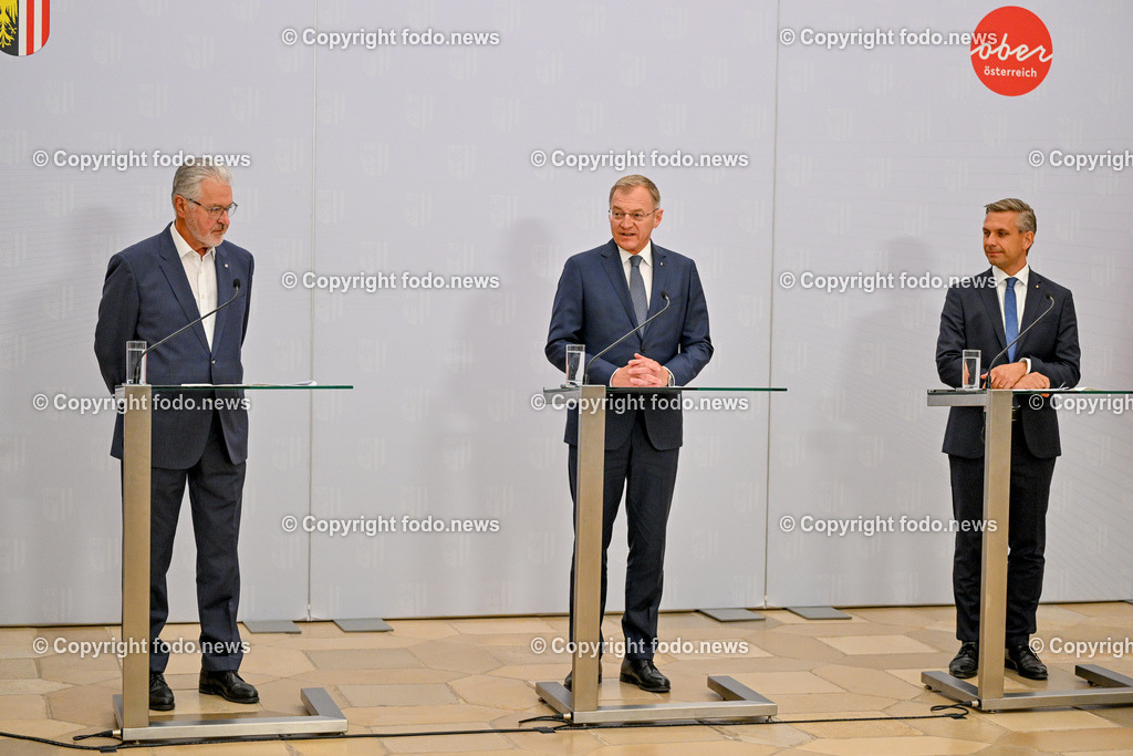 Pressekonferenz Land Ooe_ Start Sachleistungskarte fuer AsylwerberInnen in Ooe_ 03.06.2024-12 | 03.06.2024, Linz, AUT, Pressekonferenz Land Ooe, Start Sachleistungskarte fuer AsylwerberInnen in Ooe, im Bild Walter Aichinger (Praesident des Roten Kreuz Ooe), LH Thomas Stelzer (VP, Landeshauptmann Ooe), LR Wolfgang Hattmannsdorfer (VP)