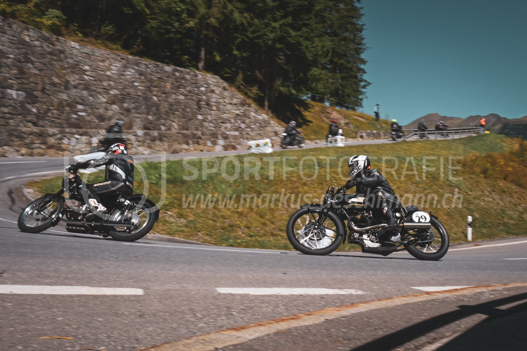 21. Arosa ClassicCar 2025 - 6. =September= 2025 | Das Feld der Motorräder am Arosa ClassicCar 2025..@arosaclassiccar, @arosa.official, #arosaclassiccar, #arosa, #76curves, #classiccarBild: Sportfotografie Markus Aeschimann | www.markus-aeschimann.ch - Realisiert mit Pictrs.com