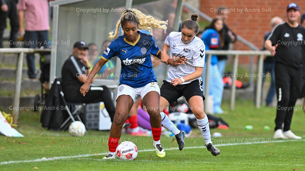 Holstein Kiel vs SV Henstedt-Ulzburg | Janine Minta (Holstein #9) vs Maxima Advani (SVHU #6) / Fußball-Regionalliga Nord Frauen 2025/2026 / Holstein Kiel vs SV Henstedt-Ulzburg / Waldwiese / Kiel / 14.09.25 - Realisiert mit Pictrs.com