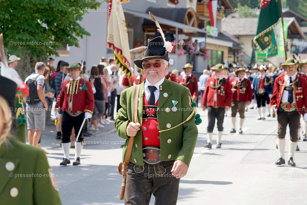 e29-news-2023-Juli23-Regimentsschuetzenfest3-Steeg-UMZUG_DORF-DSC07480 | Info aus dem Bezirk Reutte/Ausserfern Tirol sowie eine umfangreiche Bilddatenbank über die gesamte Region: Lechtal, Talkessel Reutte, Tannheimertal, Zwischentoren. Lech, Plansee, Zugspitze, Grenztunnel, B179, Fernpassstraße, Verkehr, Lawinen, Tradition, - Realisiert mit Pictrs.com