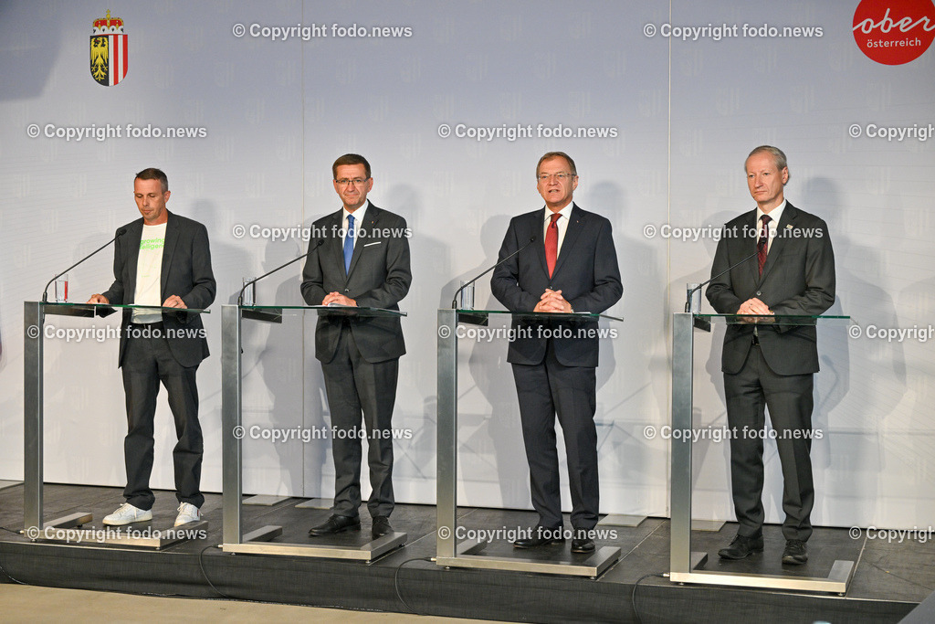 Pressekonferenz_ Land Ooe_  Oesterreichs erstes KI-Zertifizierungszentrum startet in Ooe_ 27.07.2023-1 | 27.07.2023, OK Mediendeck Linz, AUT, Pressekonferenz Stelzer,Achleitner,Haas,Manz - Oesterreichs erstes KI-Zertifizierungszentrum startet in Ooe, TUEV Austria und Software Competence Center Hagenberg eroeffnen gemeinsamen KI-Test- und Qualifizierungshub, im Bild Markus Manz (CEO Software Competence Center Hagenberg (SCCH)), LR Markus Achleitner (VP), LH Thomas Stelzer (VP), Stefan Haas (CEO TUEV Austria)