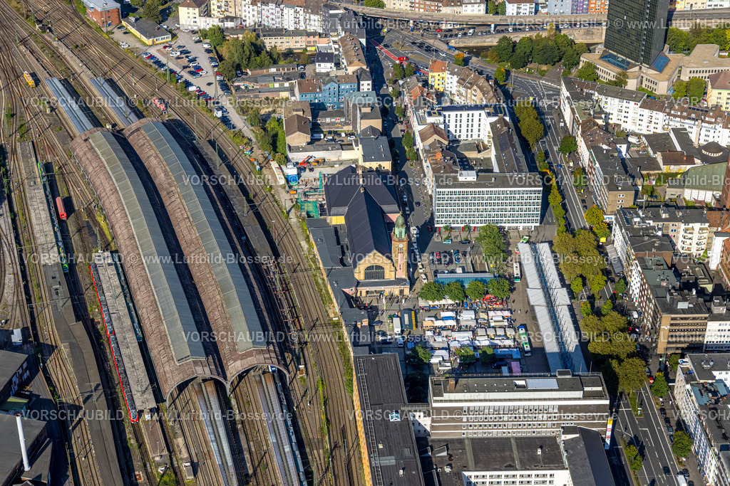 Hagen241005347 | Luftbild, Hauptbahnhof Hbf mit überdachten Bahnsteigen und Bahnhofsvorplatz, Marktstände auf dem Vorplatz, Mittelstadt, Hagen, Ruhrgebiet, Nordrhein-Westfalen, Deutschland