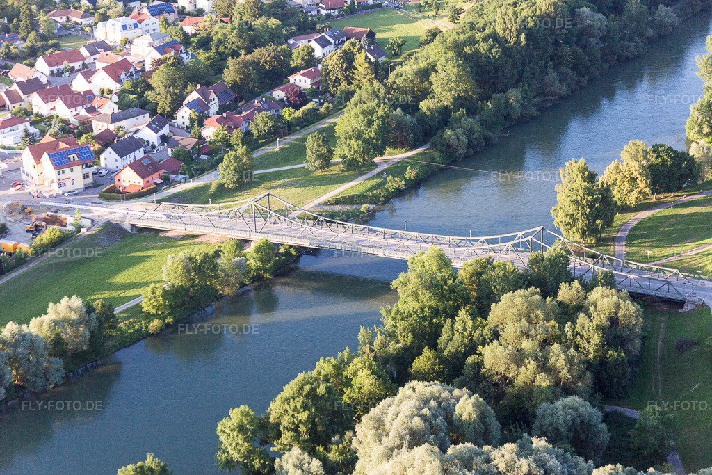 Luftbild: Fluß - Brückenbauwerk über die Isar in Landau an der Isar im Bundesland Bayern in Deutschland. Foto: IMG_090332.jpg vom 01.07.2016 durch Werner Riehm/FLY-FOTO.de