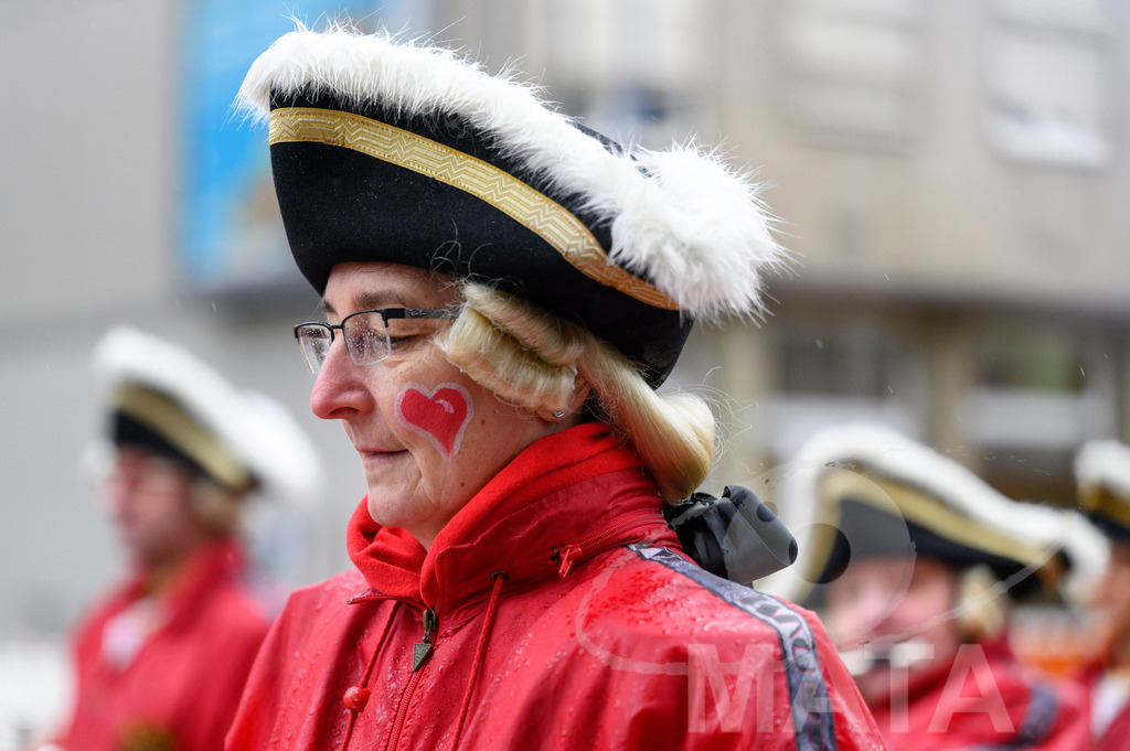 _DWA2381 | Trotz Nieselregen schlängelte sich der „Gaudiwurm“ am Sonntag durch die Nürnberger Innenstadt an tausenden Faschingsfans vorbei.  Nürnberg, 11.02.2024 - Realized with Pictrs.com