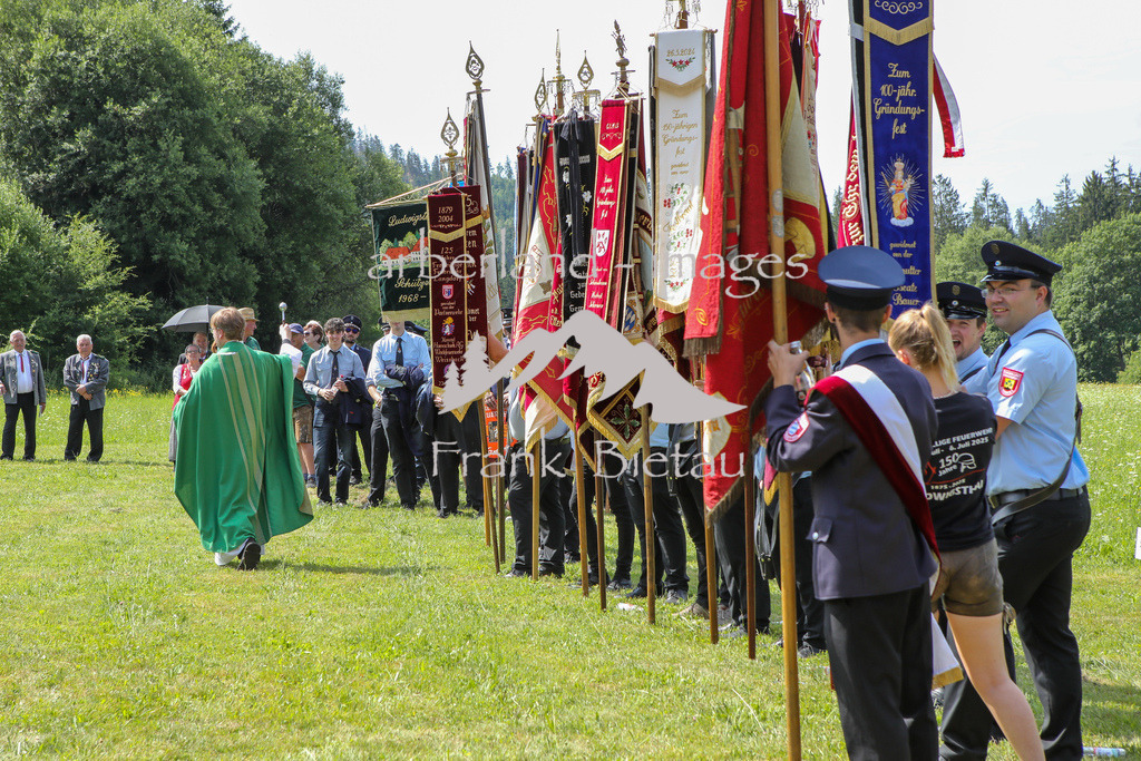 OE7A0397 | Feldgottesdienst hinter der Ludwigsthaler Kirche mit Segnung des neuen Fahrzeug der FFW