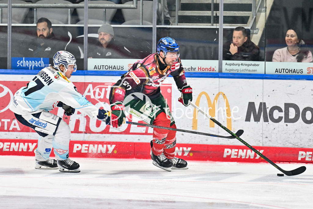 Augsburger Panther - Dresdner Eislöwen | AUGSBURG, DEUTSCHLAND - 06. MÄRZ: im Duell Emil JOHANSSON (Eislöwen Dresden 57) und Alexandre GRENIER (Augsburger Panther 82) während dem Match zwischen den Augsburger Panthern und den Dresdner Eislöwen am 49. Spieltag der Penny DEL im Curt Frenzel Stadion