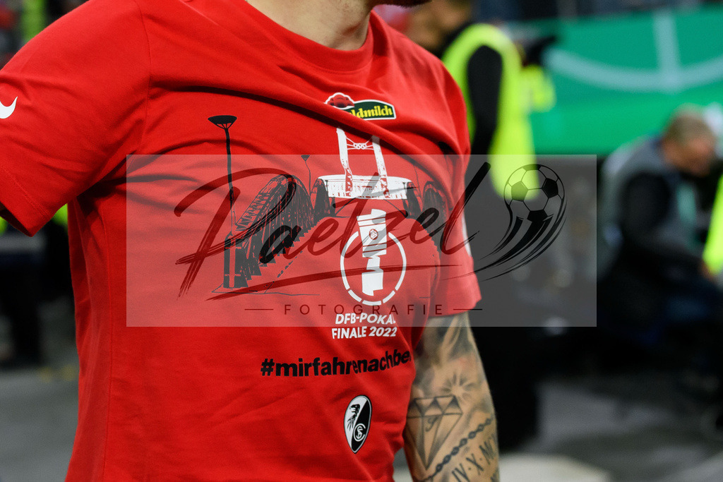 HSVSCF20220419_447 | Fussball, Herren: . Das T-Shirt zum Einzug ins DFB-Pokal Finale des SC Freiburg beim DFB-Pokal-Halbfinalspiel zwischen Hamburger SV und SC Freiburg im Volksparkstadion am 19.04.2022 in Hamburg, Deutschland.DFB / DFL REGULATIONS PROHIBIT ANY USE OF PHOTOGRAPHS AS IMAGE SEQUENCES AND/OR QUASI-VIDEO. - Realisiert mit Pictrs.com