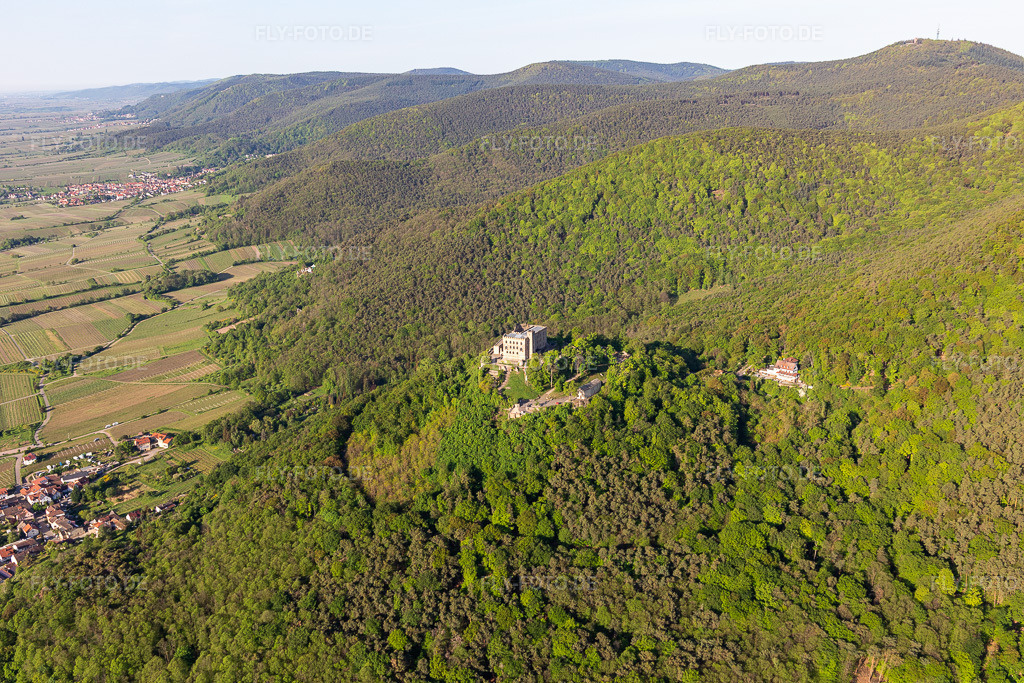 Luftbild: Hambacher Schloss im Ortsteil Diedesfeld in Neustadt im Bundesland Rheinland-Pfalz in Deutschland. Foto: IMG_131287.jpg vom 07.05.2022 durch Werner Riehm/FLY-FOTO.deStiftung Hambacher SchlossStiftung Hambacher Schloss | Das Hambacher Schloss ist eine lebendige Stätte deutscher und europäischer Demokratiegeschichte